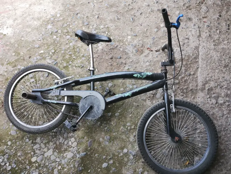 Bicicleta BMX negra usada