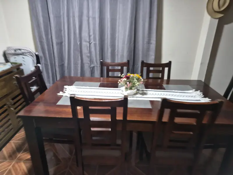 Mesa de comedor con sillas - 1