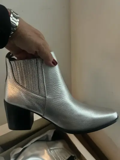 Botines plateados con tacón - miniatura 1