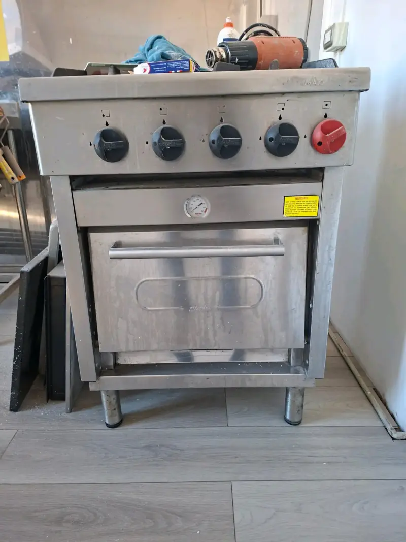 Cocina industrial a gas con horno