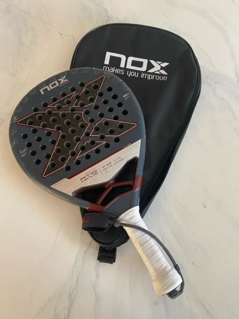 Pala de pádel NOX con funda
