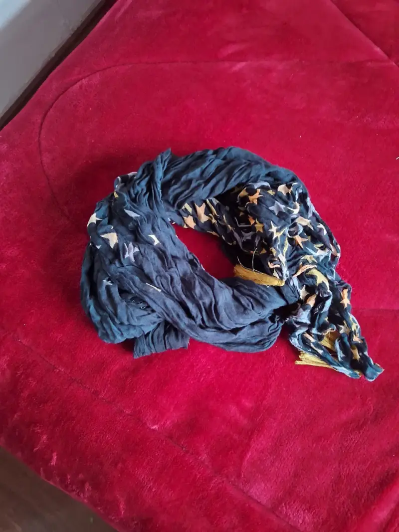 Bufanda negrocon estampado