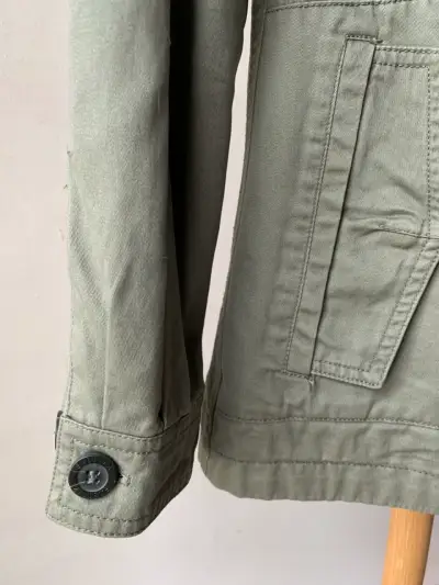 Chaqueta verde con capucha - miniatura 2
