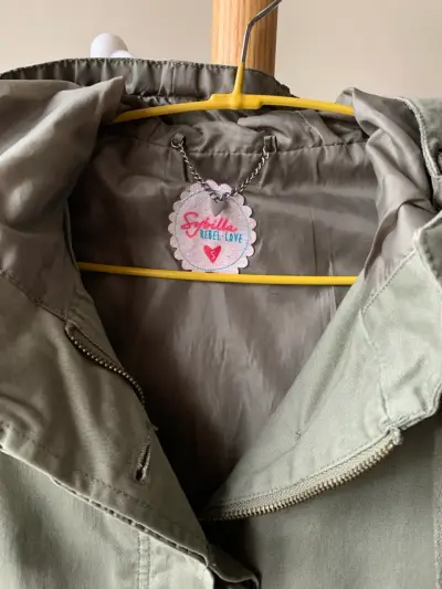Chaqueta verde con capucha - miniatura 3