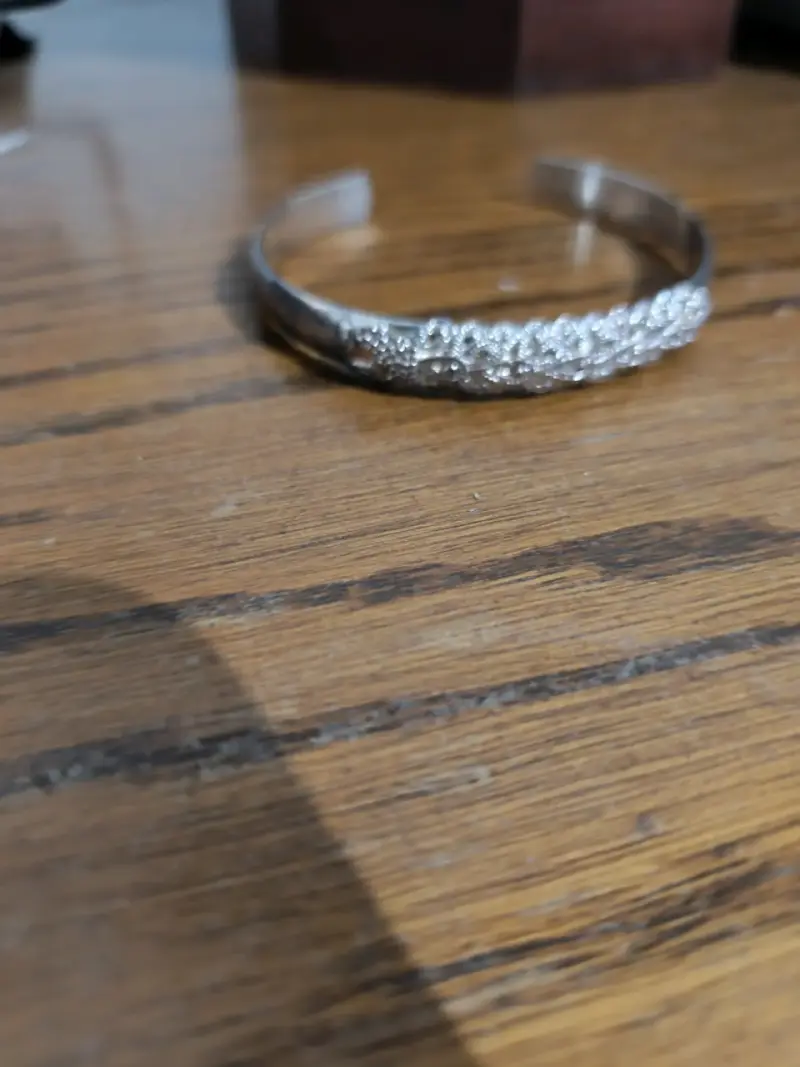 Brazalete plateado con detalles