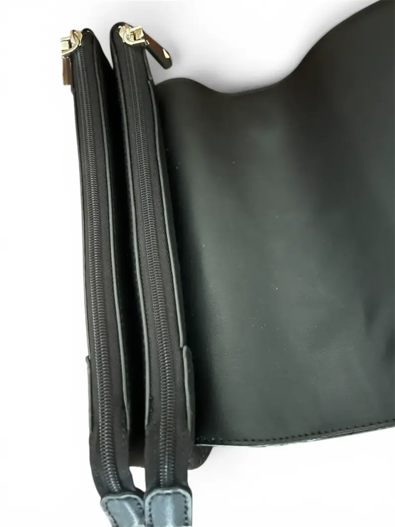 Cartera negra GUESS con diseño - 4