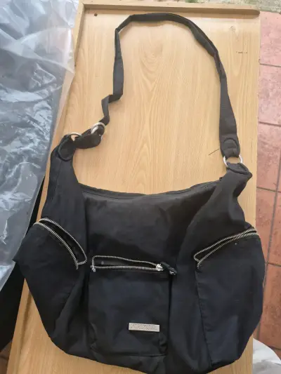 Bolso negro con cierre metálico - miniatura 1