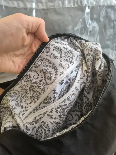 Bolso negro con cierre metálico - miniatura 3