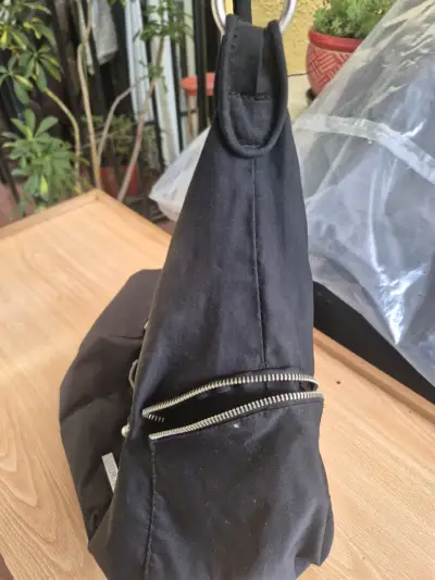 Bolso negro con cierre metálico - miniatura 4