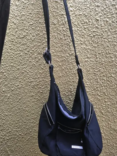 Bolso negro con cierre metálico - miniatura 5
