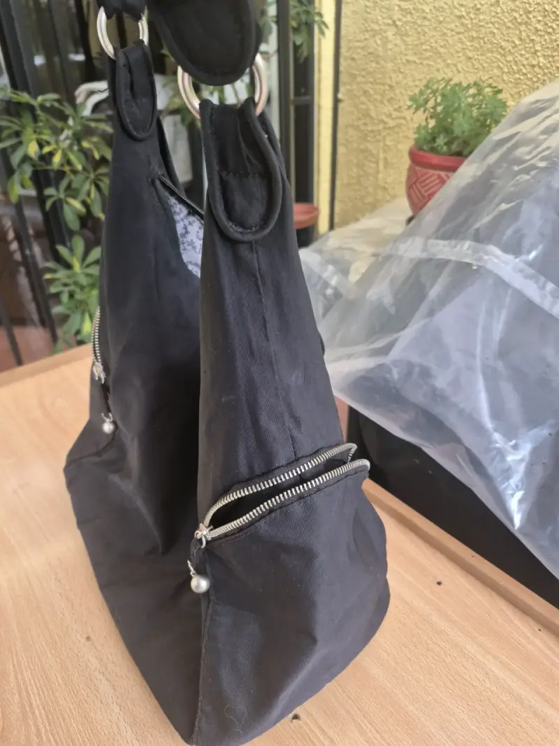 Bolso negro con cierre metálico - 6