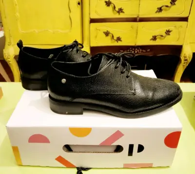 Elegantes zapatos negros  de cuero Pollini - miniatura 1