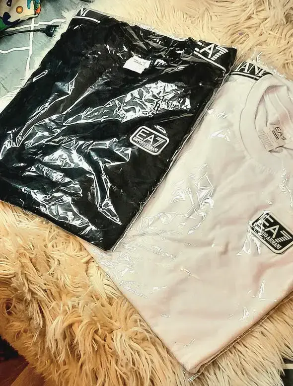 Pack poleras EA7 en negro y blanco