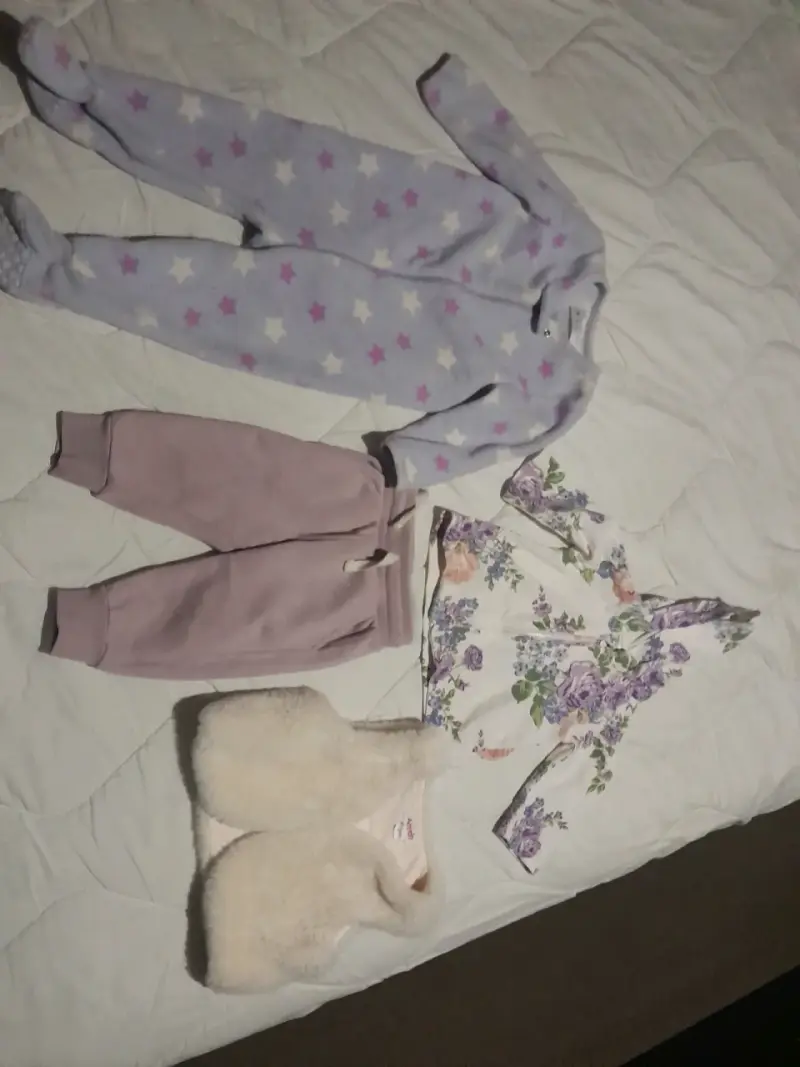 Ropa infantil variada - 1