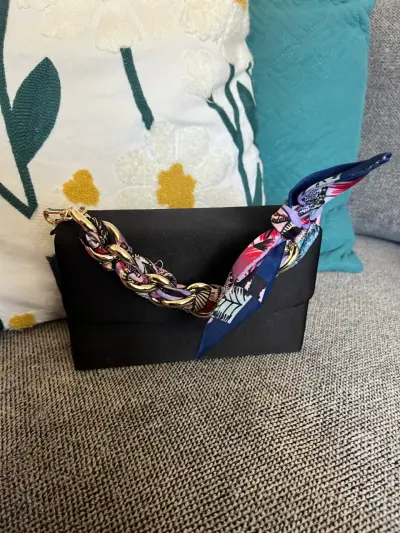 Cartera negra con pañuelo colorido - miniatura 1
