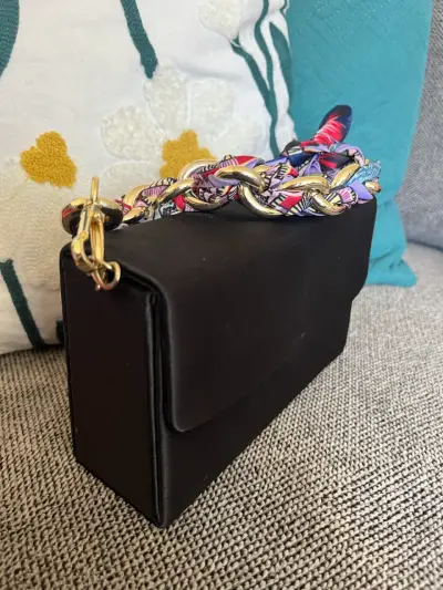 Cartera negra con pañuelo colorido - miniatura 2