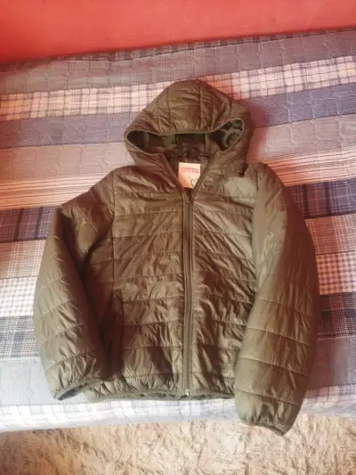 Chaqueta acolchada verde con capucha - miniatura 1