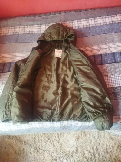 Chaqueta acolchada verde con capucha - miniatura 2