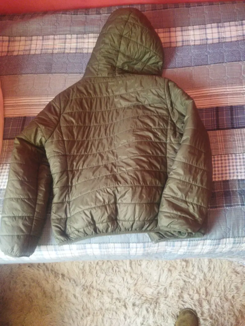Chaqueta acolchada verde con capucha - 3