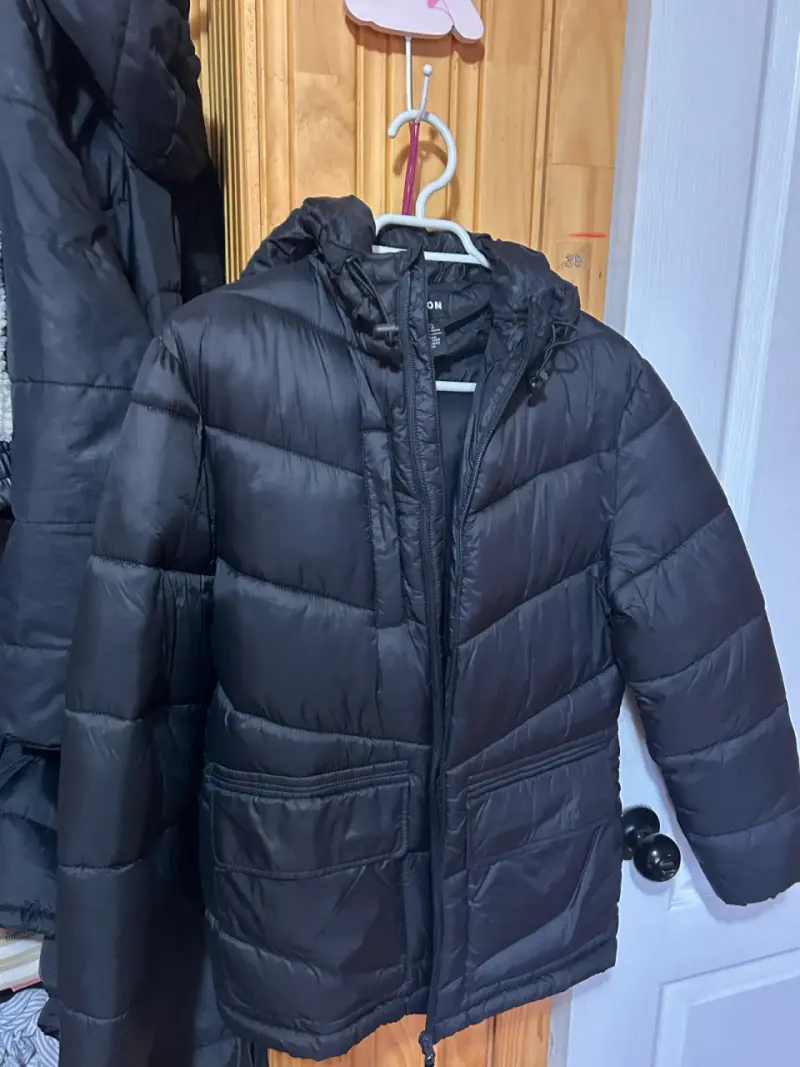 Parka negra acolchada de invierno - 1
