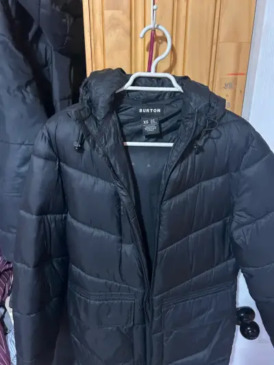 Parka negra acolchada de invierno - miniatura 2