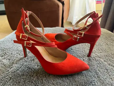 Tacones rojos con hebillas - miniatura 1