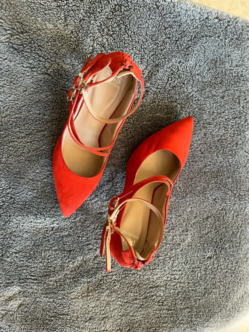 Tacones rojos con hebillas - 2
