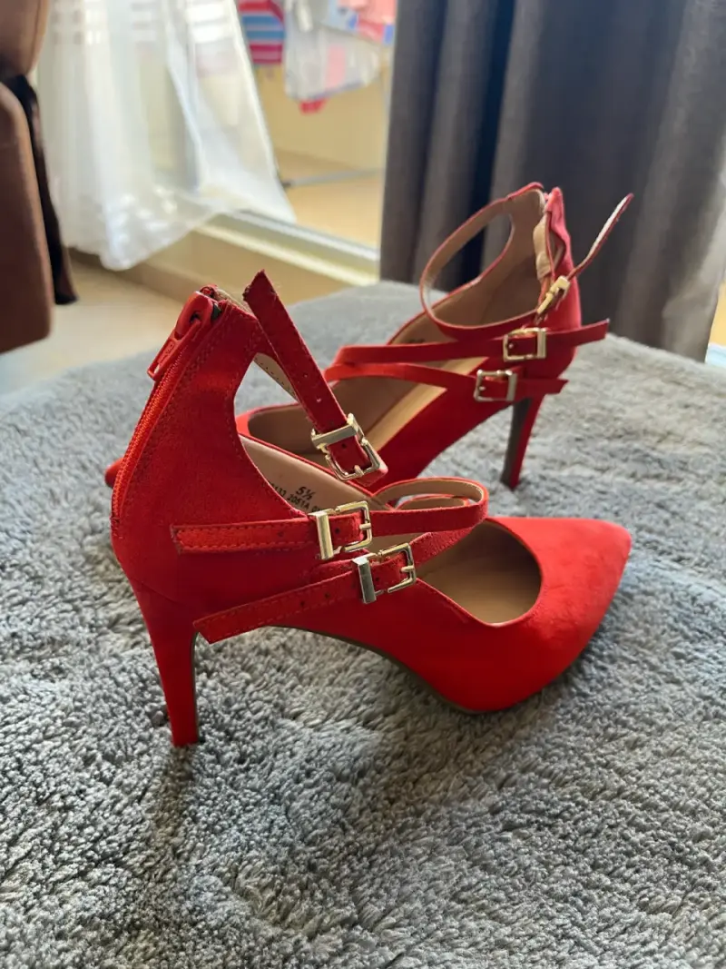 Tacones rojos con hebillas - 3