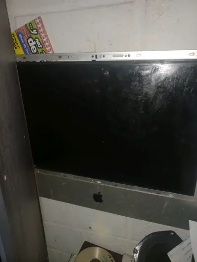 Monitor Apple con marco metálico - miniatura 1