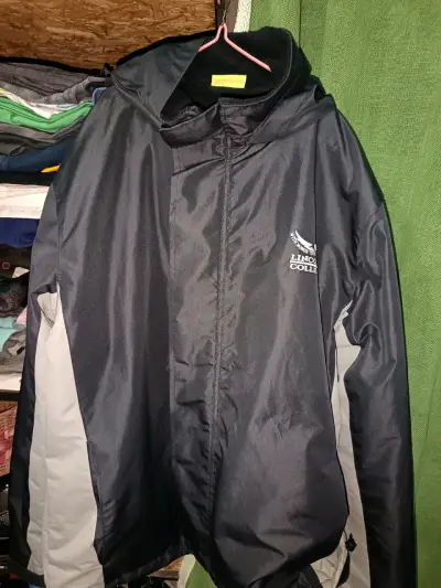 Chaqueta outdoor impermeable negra - miniatura 1
