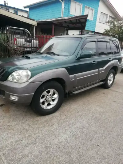 Camioneta SUV todoterreno verde - miniatura 1