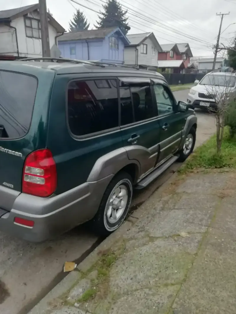 Camioneta SUV todoterreno verde - 3