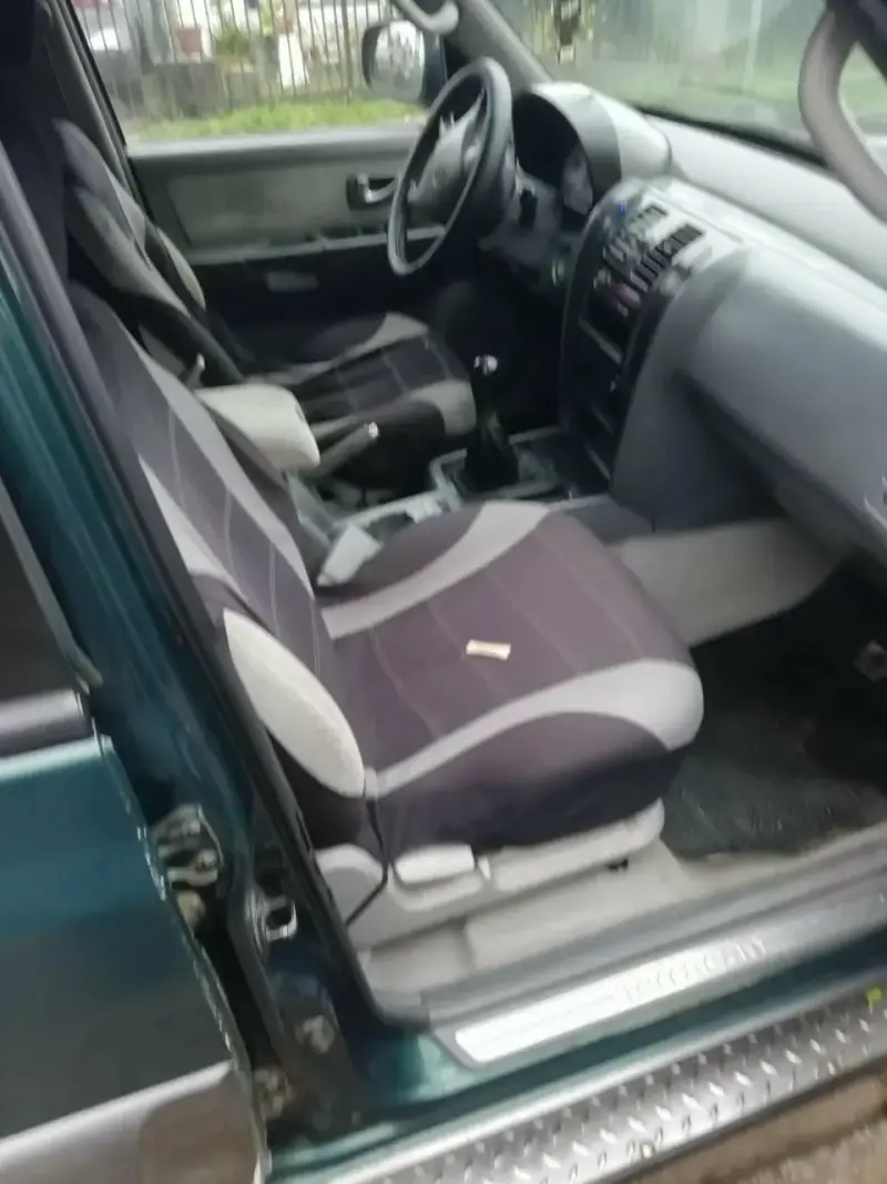 Camioneta SUV todoterreno verde - 4