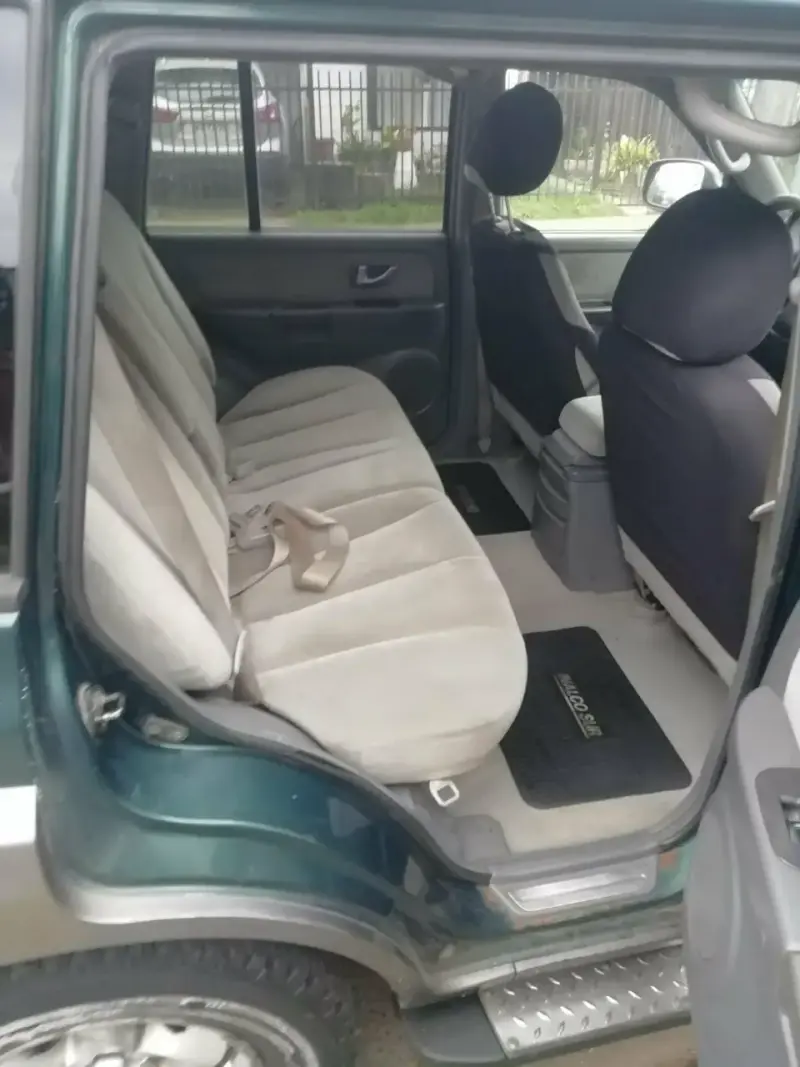 Camioneta SUV todoterreno verde - 5