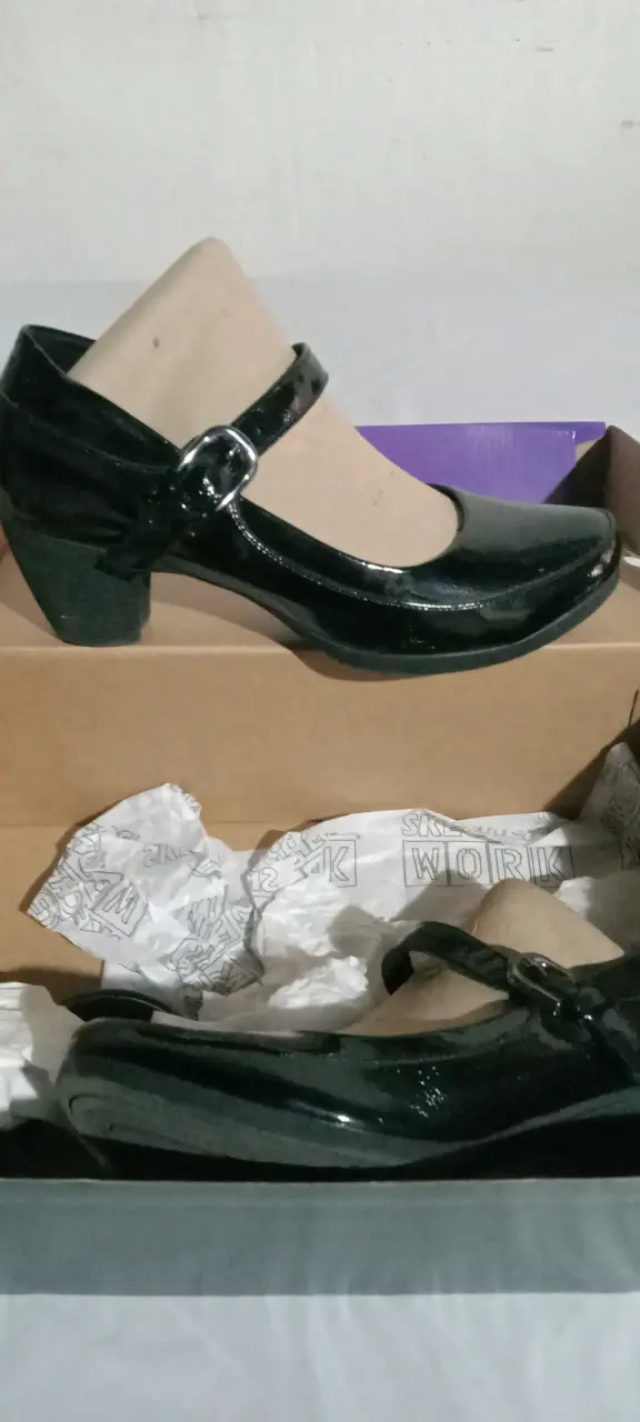 Zapatos negros de charol con taco