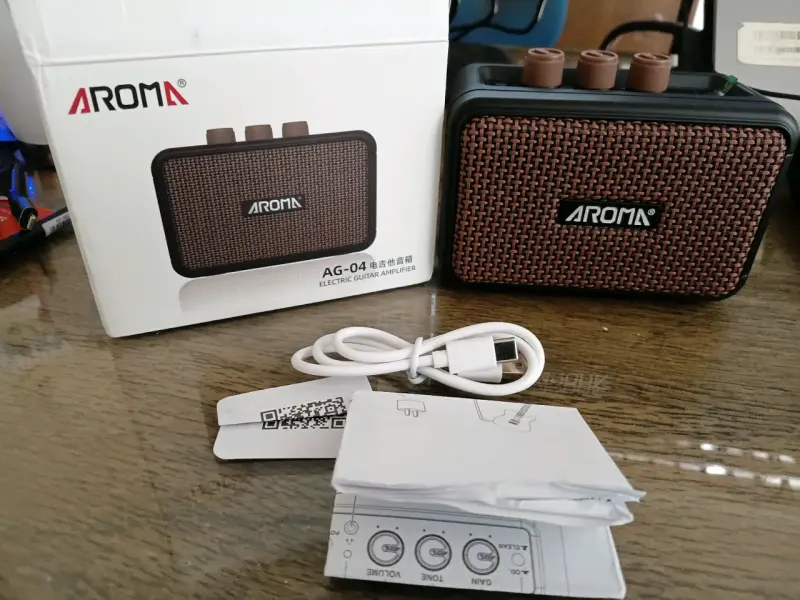 Amplificador para guitarra marca AROMA 5W - 1