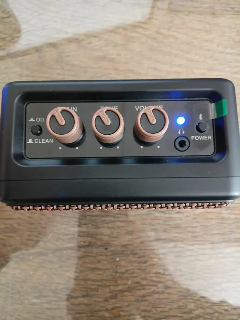 Amplificador para guitarra marca AROMA 5W - 3