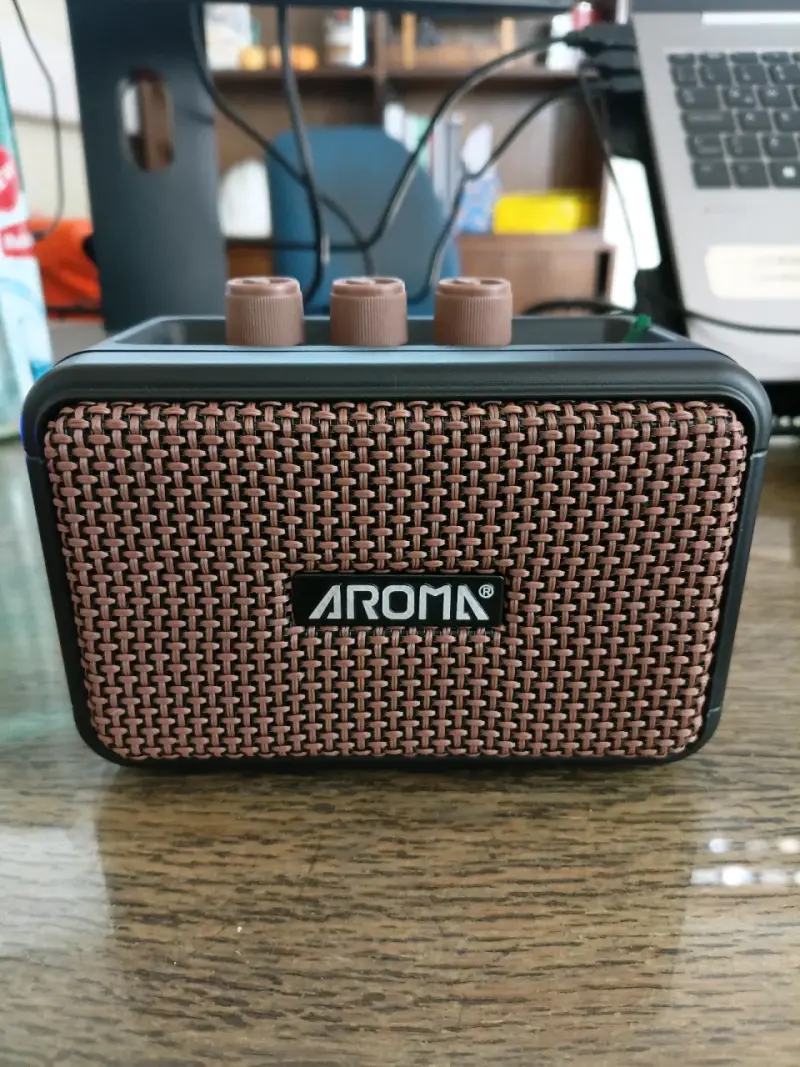 Amplificador para guitarra marca AROMA 5W - 4