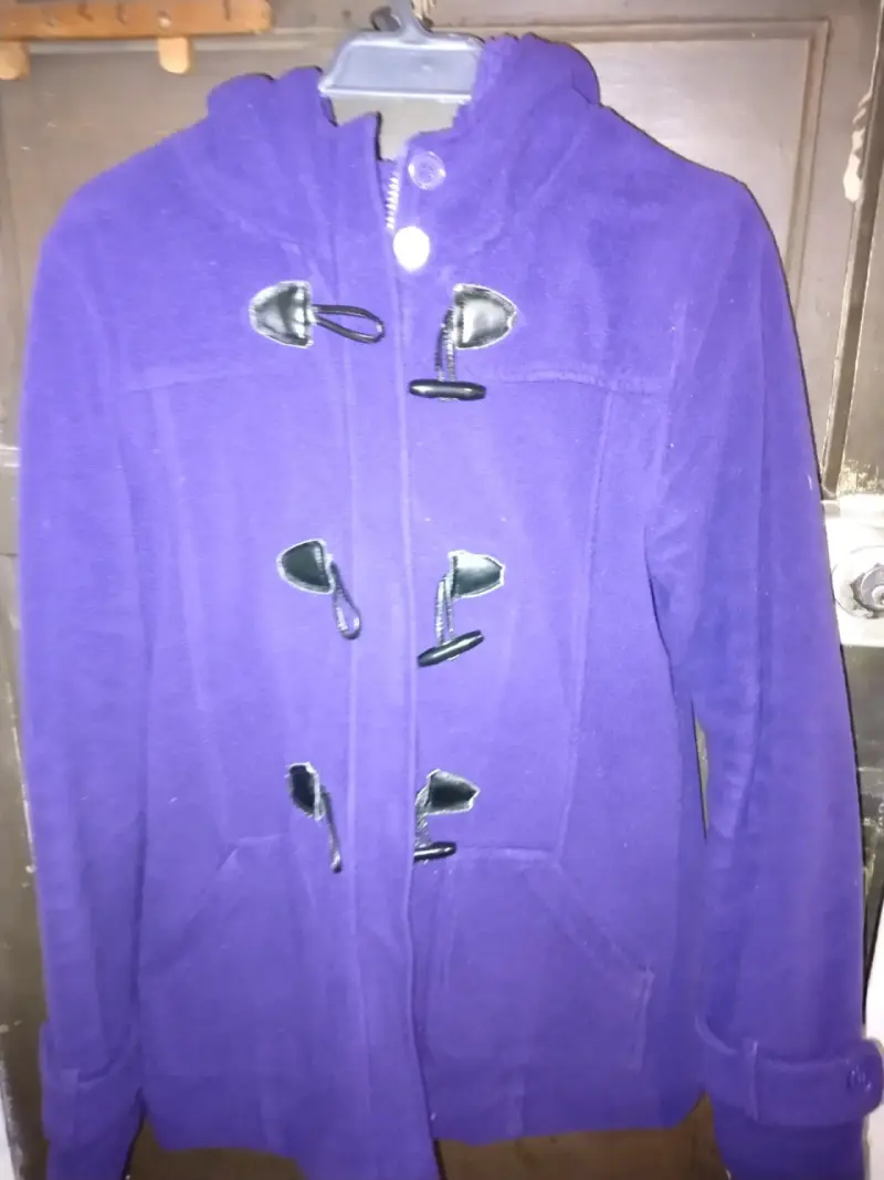 Abrigo morado con capucha