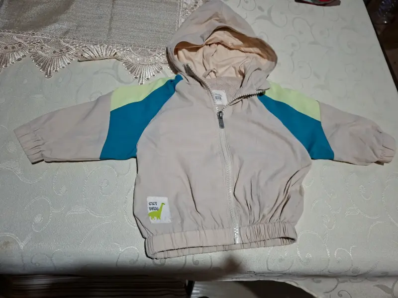 Chaqueta infantil beige con capucha