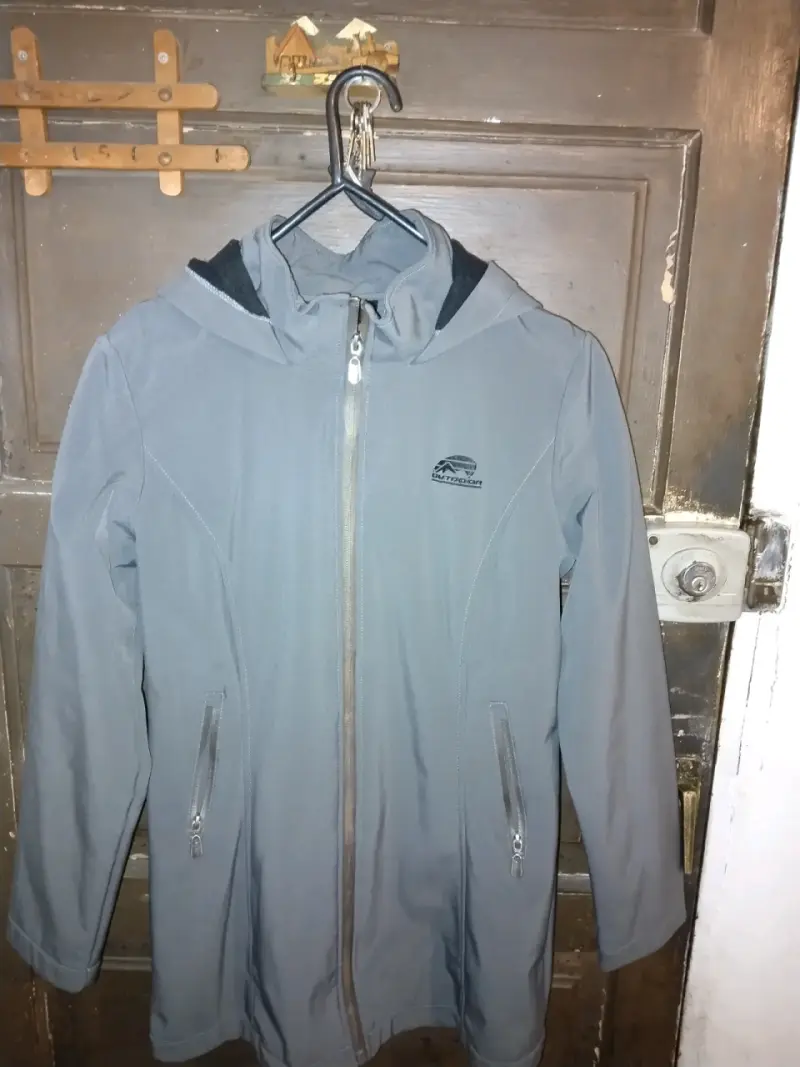 Parka gris con capucha