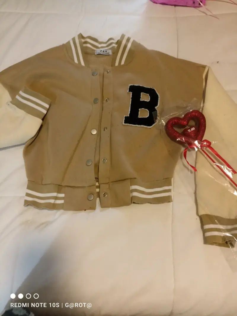 Chaqueta bomber beige con letra - 1