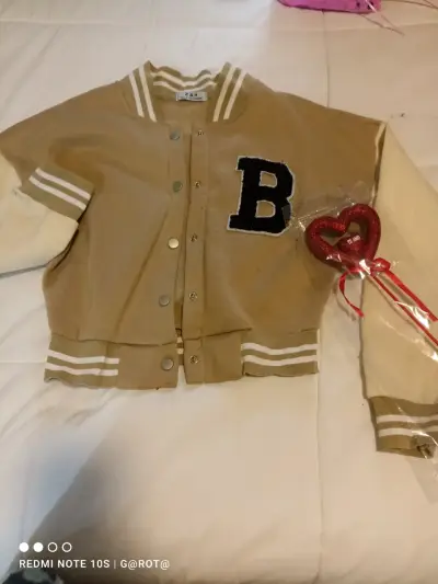Chaqueta bomber beige con letra - miniatura 1