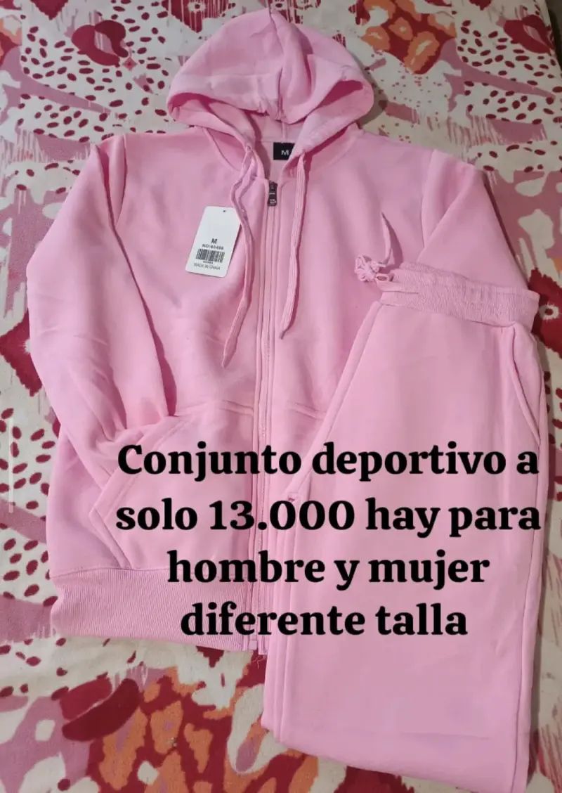 Conjunto deportivo rosa con capucha