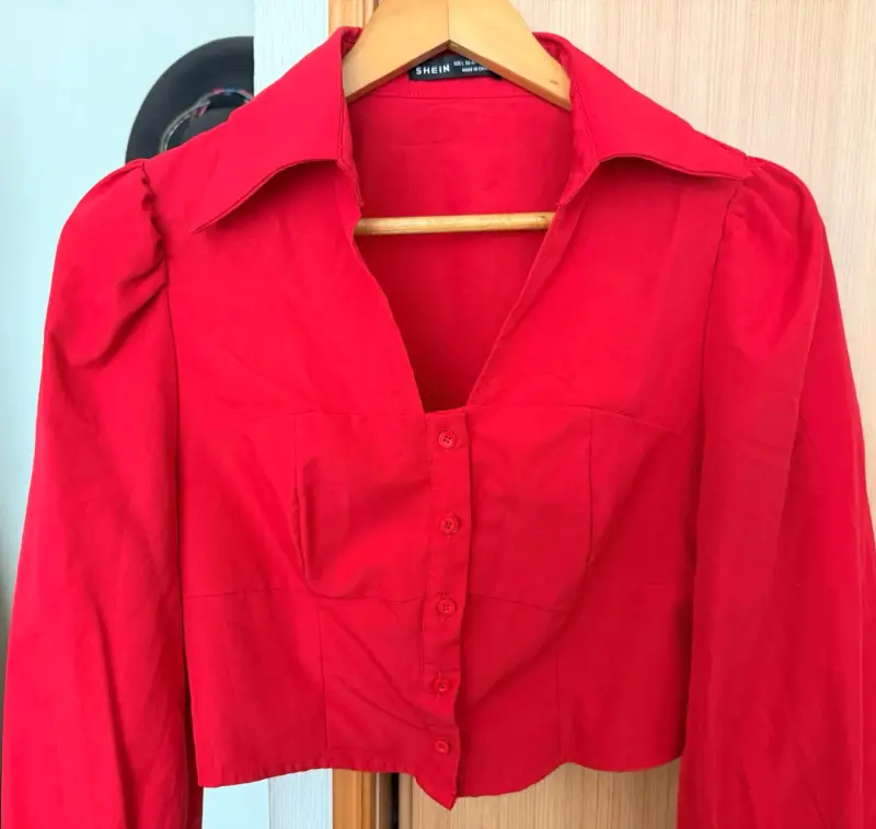 Blusa roja con manga larga - 7