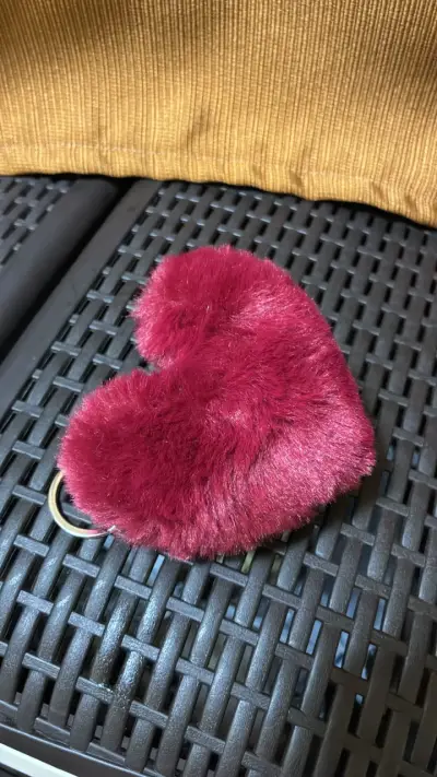 Llavero peludo  corazón varios colores - miniatura 3