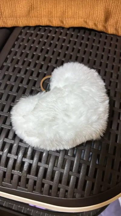 Llavero peludo diseño corazón - miniatura 1