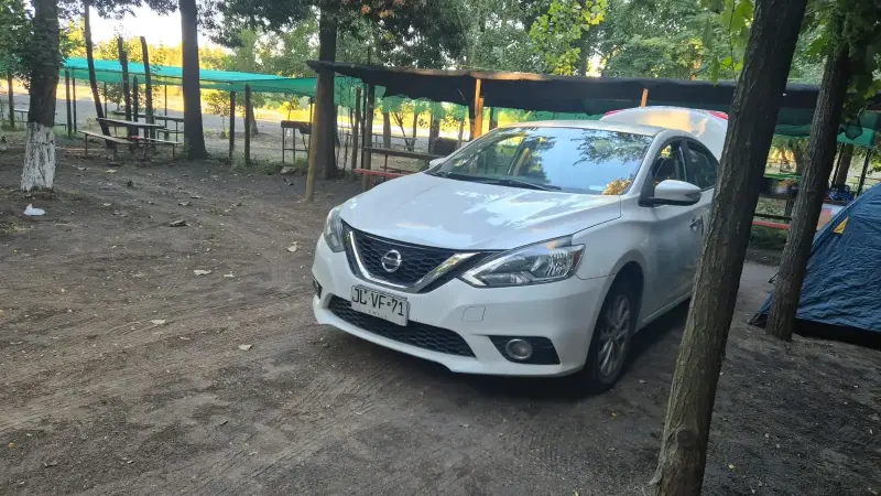 Auto Nissan Sentra 2017 blanco en buen estado - 1