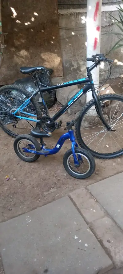 Bicicleta montaña azul y negra - miniatura 1