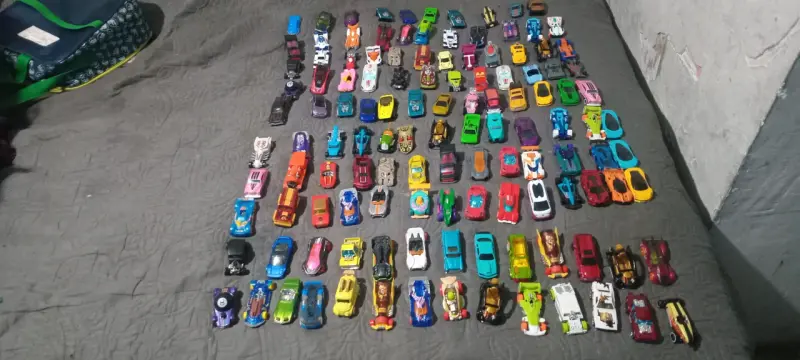 Gran colección de autitos a escala - 1